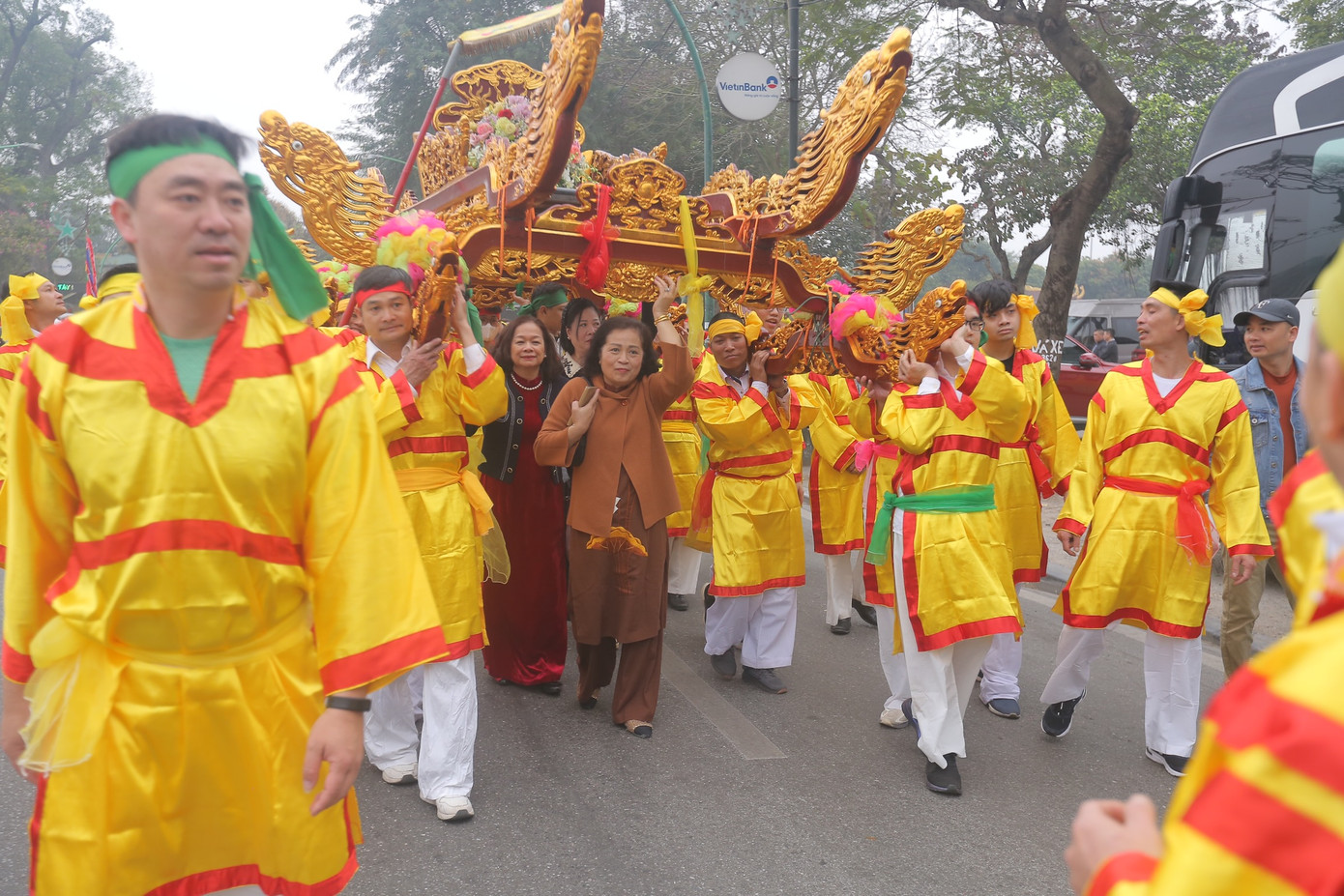 Nhiều người dân, du khách chui dưới kiệu để lấy may.