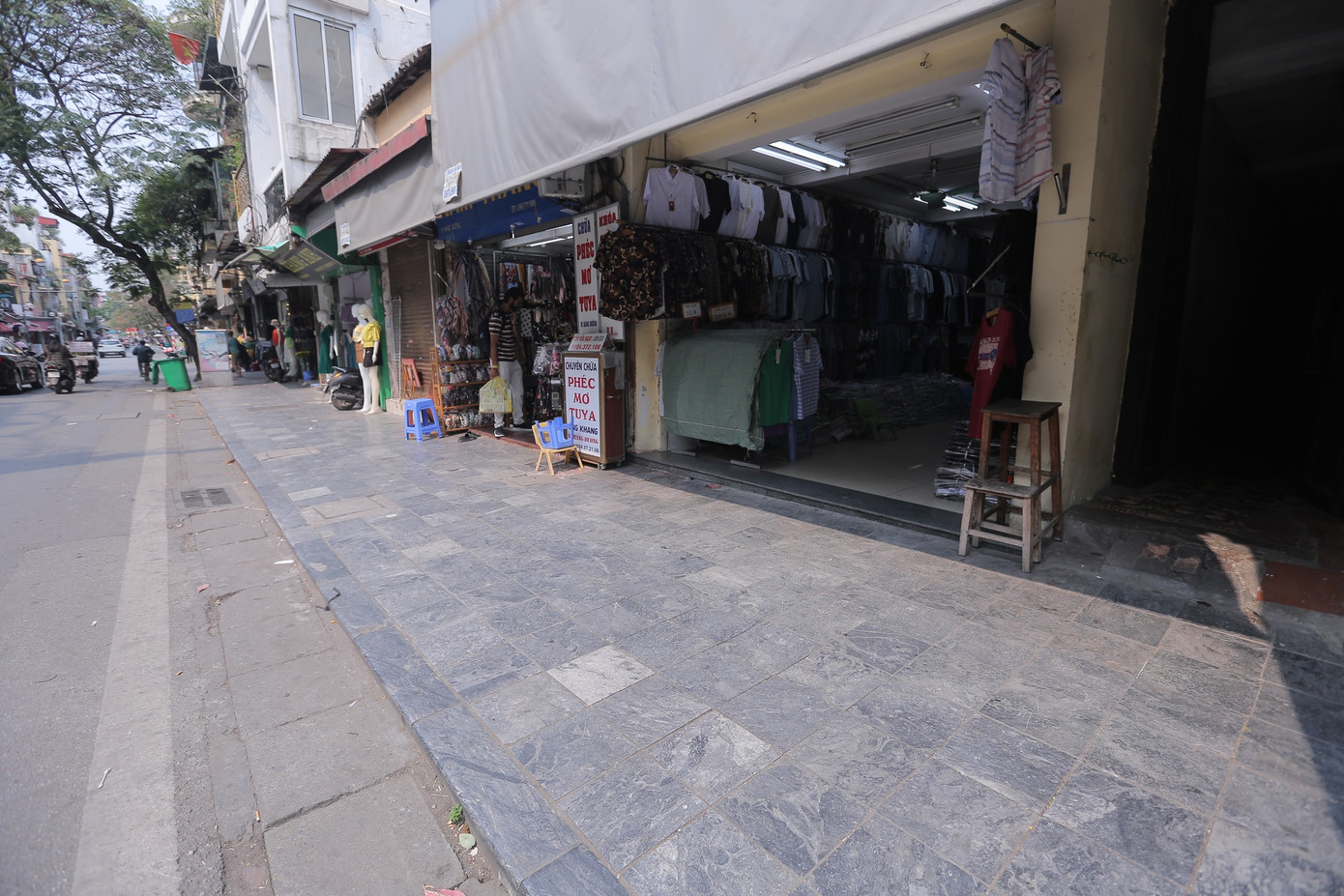 Hình ảnh vỉa hè gọn gàng trên phố Hàng Ngang (quận Hoàn Kiếm).