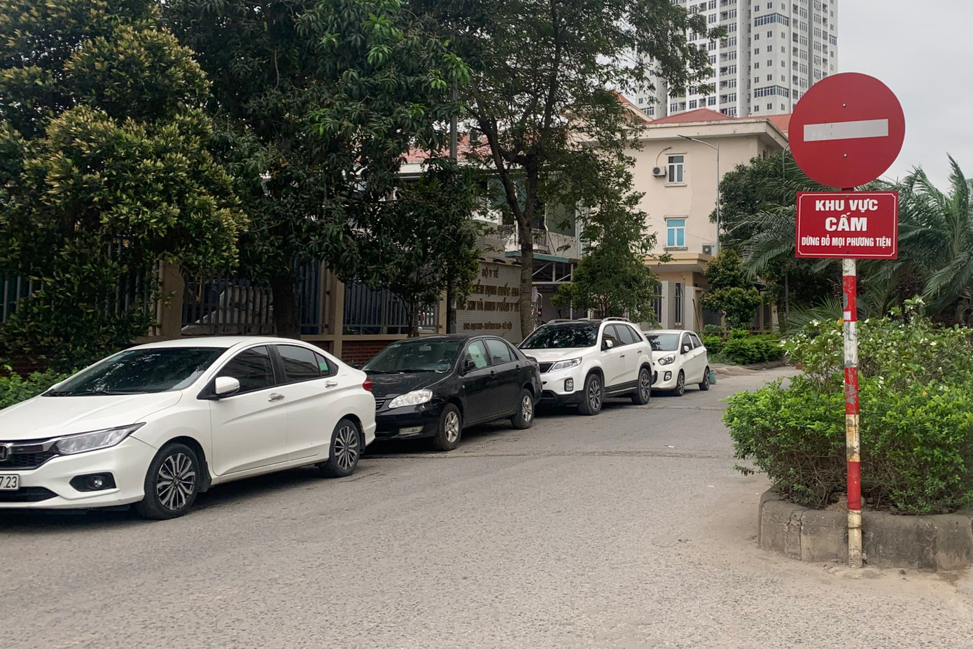 Người dân tại đây chia sẻ, do các toà chung cư thiết kế không có nơi để ô tô nên họ phải tự tìm chỗ để đỗ xe.