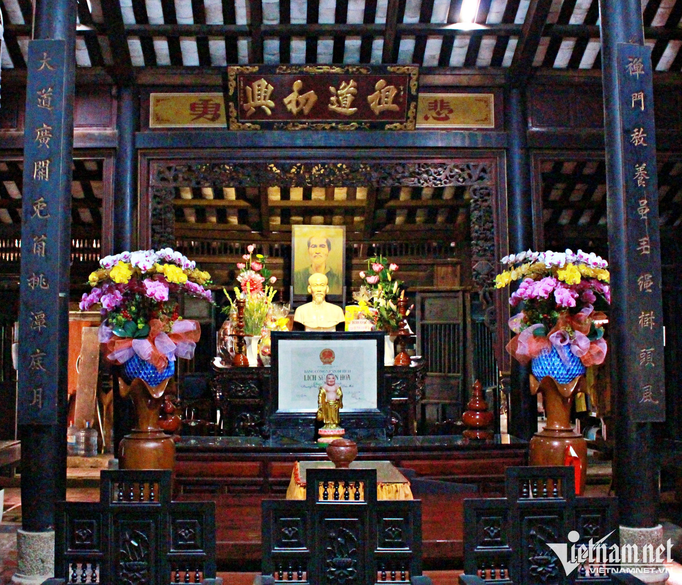 Cặp liễn đối của cụ Nguyễn Sinh Sắc được treo tại ban thờ cụ Phó bảng và Bác Hồ.