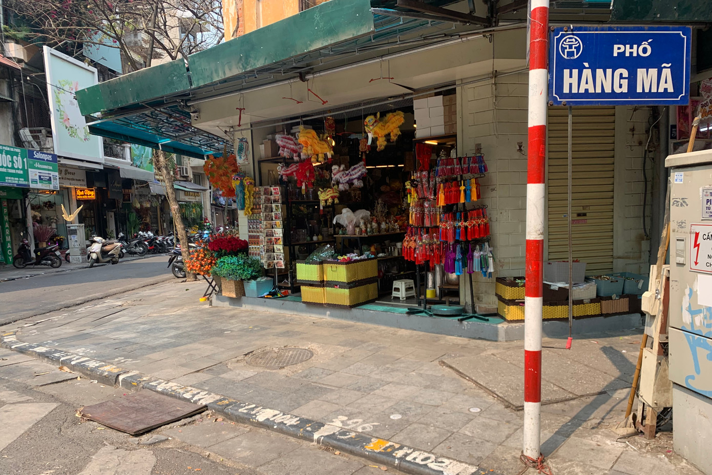 Các cửa hàng đều gọn gàng, vỉa hè được trả nguyên vẹn.