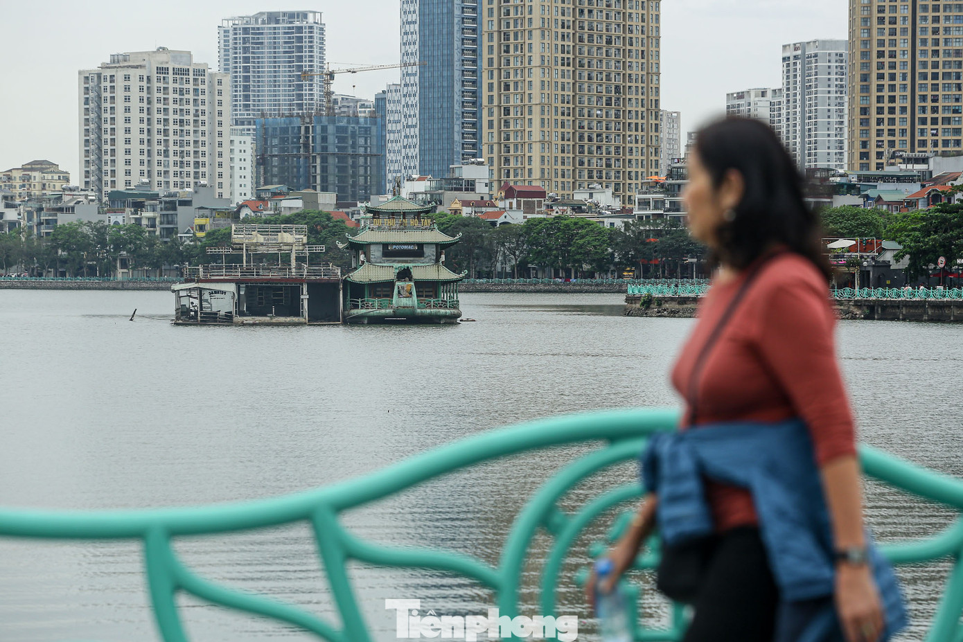 Thành phố Hà Nội cũng muốn phát triển ở Hồ Tây dịch vụ du lịch văn hóa, nghệ thuật biểu diễn, thể thao; biểu diễn nhạc nước; khinh khí cầu; bay dù lượn; kinh doanh sân tập golf nước trên hồ. Theo UBND thành phố Hà Nội, quận Tây Hồ sẽ là đầu mối quản lý Hồ Tây. Do đó, việc sử dụng không gian mặt hồ phục vụ các hoạt động văn hóa thể thao, du lịch và vui chơi giải trí phải được UBND quận Tây Hồ cấp phép.