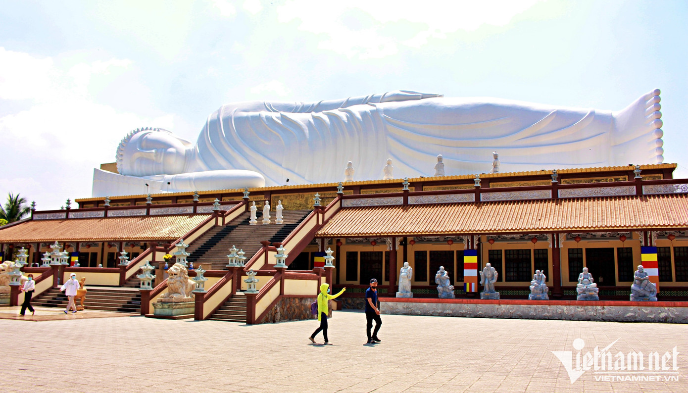 Tượng Đức Bổn sư Thích Ca Mâu Ni nhập Niết bàn dài 52m, cao 22m, nặng 600 tấn nằm trọn trên mái Trung tâm văn hóa Phật giáo tỉnh Bình Dương.