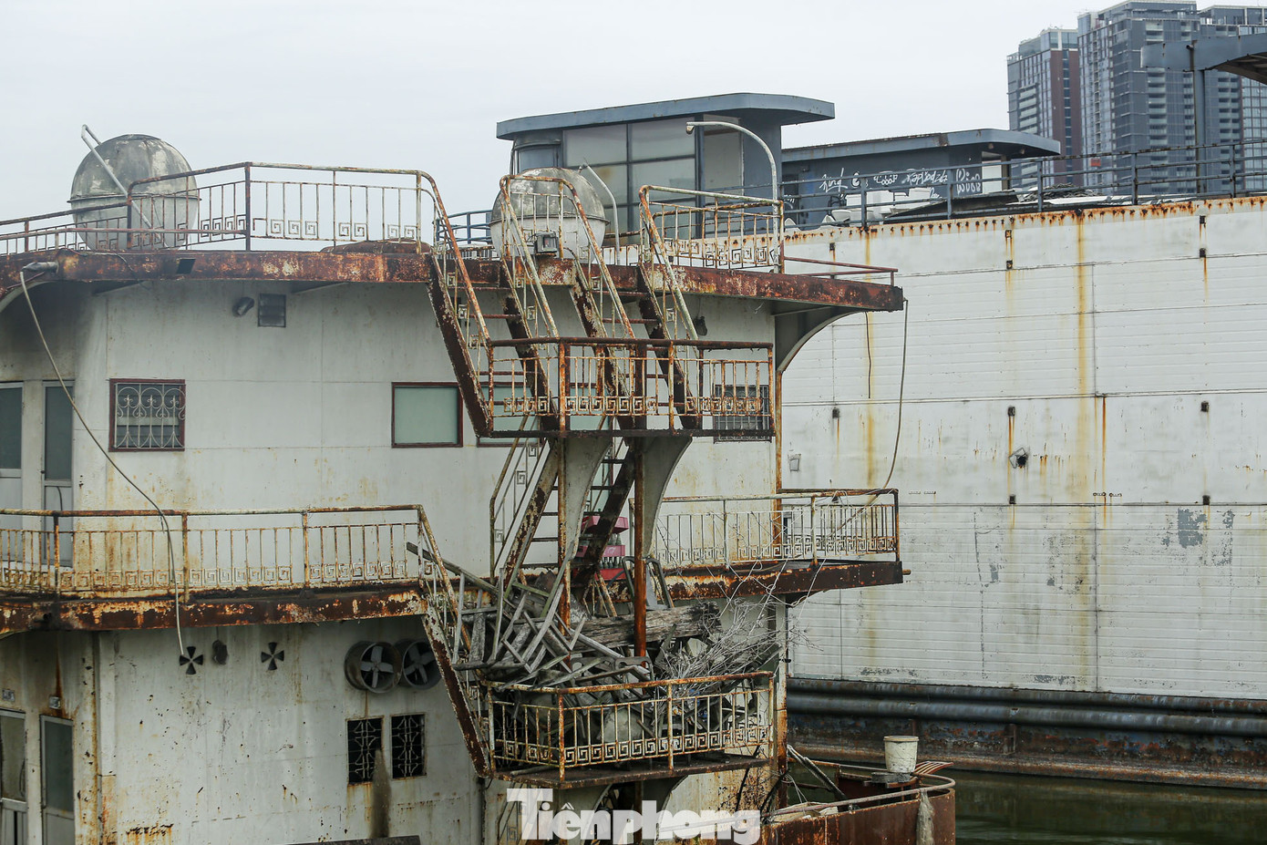 Các hạng mục dần xuống cấp, mục nát.