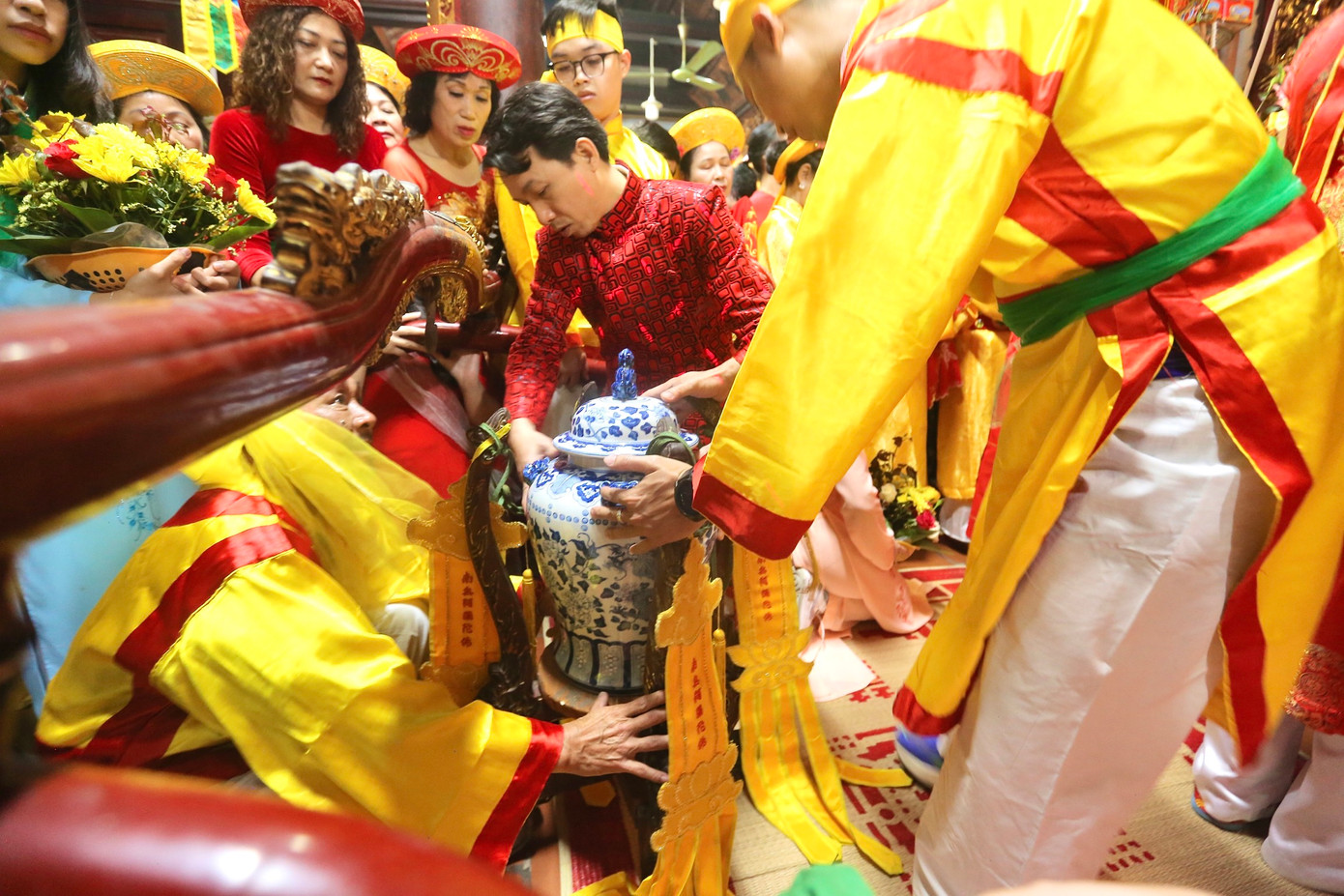 Nước được đựng trong bình, đưa lên kiệu rước.