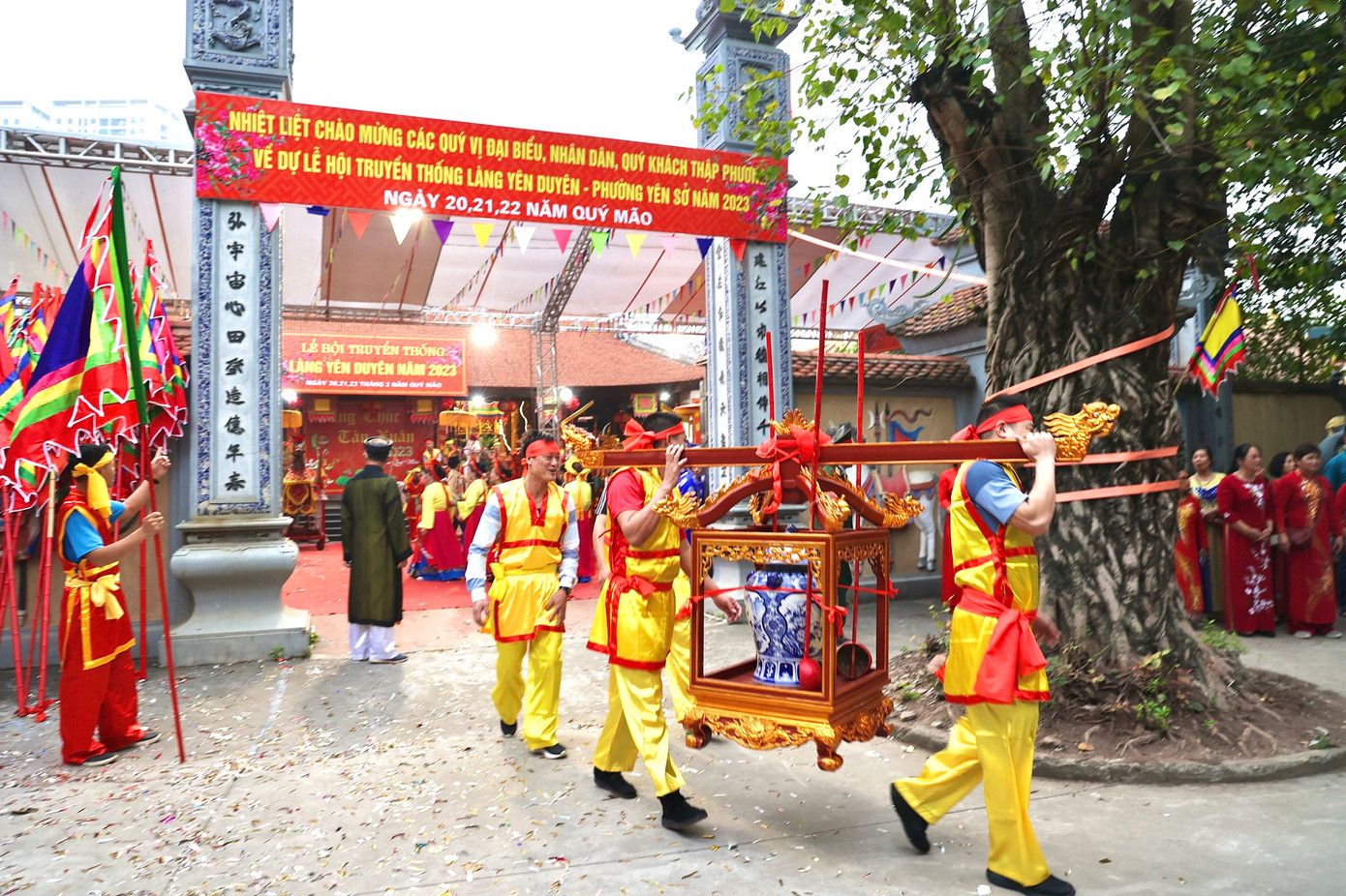 Sáng 11/3 (21/2 Âm lịch), đoàn rước nước Lễ hội làng Yên Duyên xuất phát từ đình sau khi làm lễ.