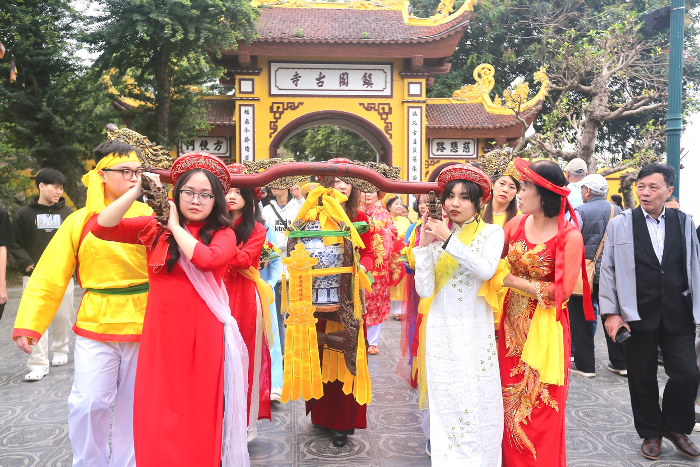 Sau khi thỉnh được nước, cả đoàn lại rước nước về đình và tổ chức lễ mộc dục.