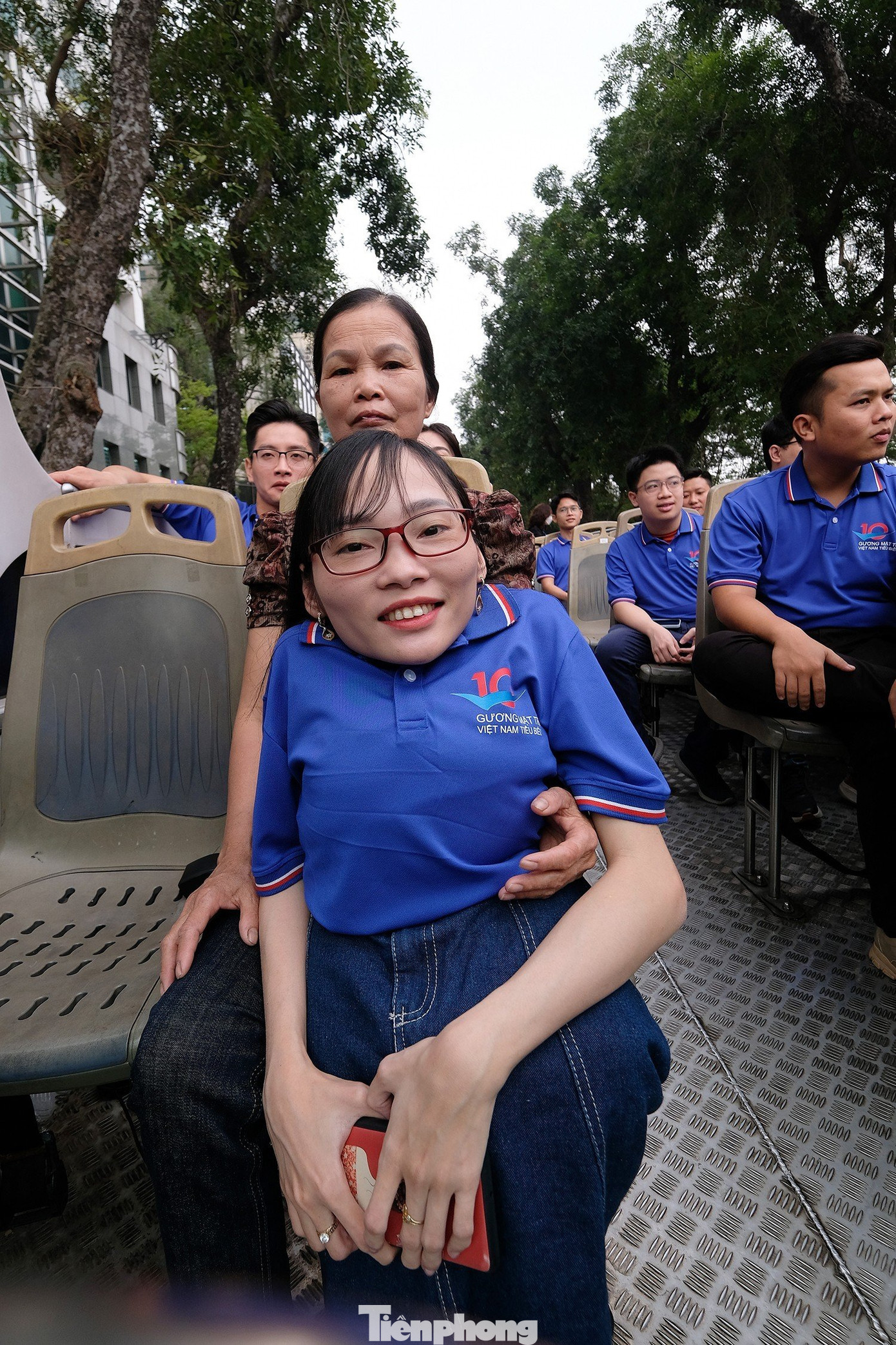 Bạn Nguyễn Thị Ngọc Tâm (Gương mặt trẻ Việt Nam triển vọng năm 2022) xúc động khi được các gương mặt trẻ luân phiên giúp đỡ trong quá trình di chuyển. Bạn Nguyễn Thị Ngọc Tâm (Gương mặt trẻ Việt Nam triển vọng năm 2022) xúc động khi được các gương mặt trẻ luân phiên giúp đỡ trong quá trình di chuyển.