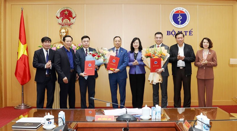 Lãnh đạo Bộ Y tế chúc mừng các cán bộ được bổ nhiệm, bổ nhiệm lại.
