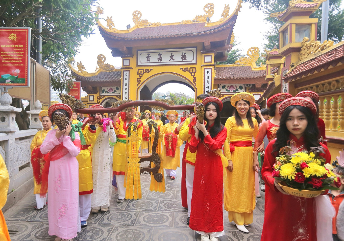 Đoàn rước thỉnh nước vào chùa Trấn Quốc.