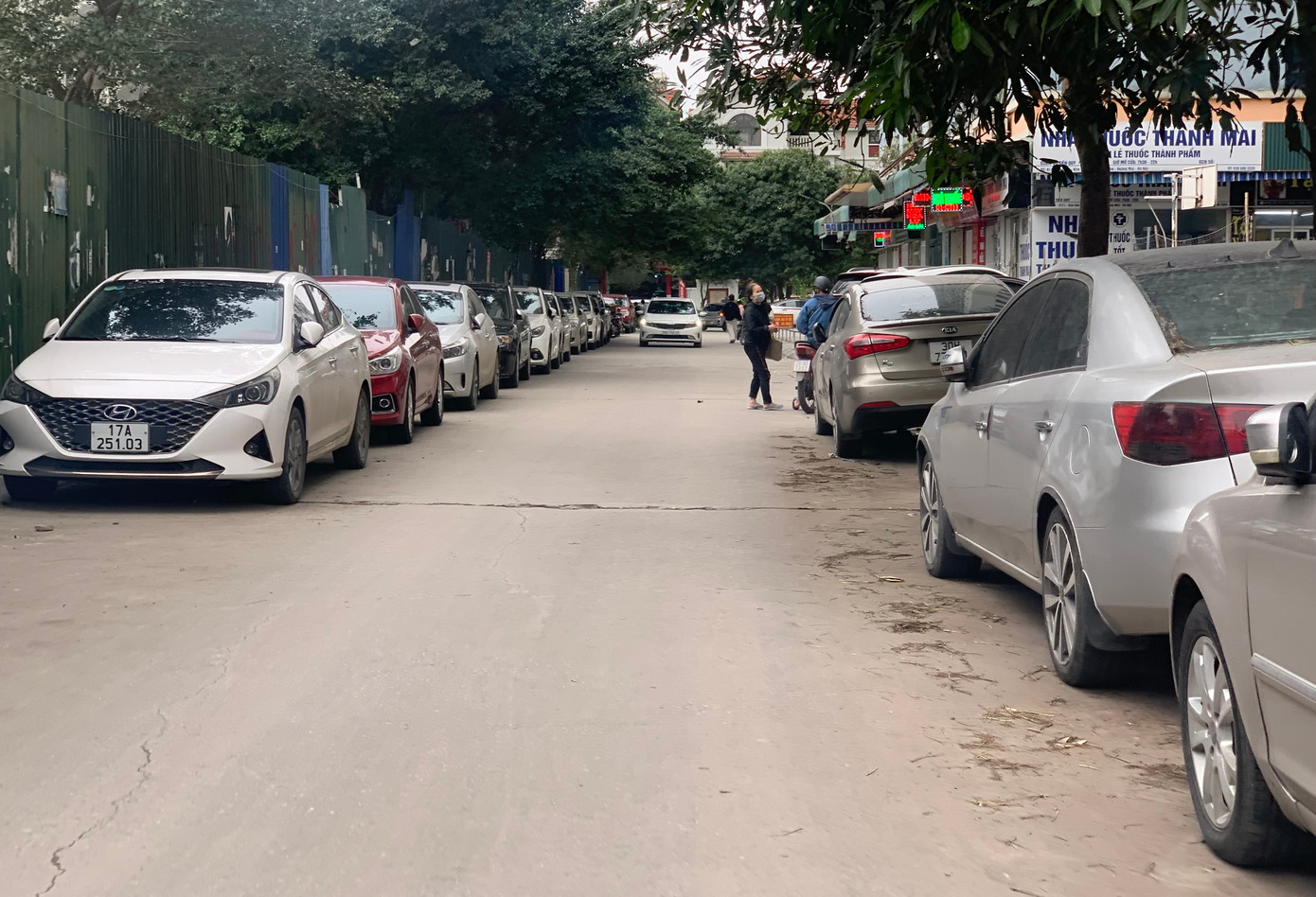 Phía trong khu đô thị Kim Văn - Kim Lũ, sau 3 chung cư, tình trạng xe cộ đỗ bừa bãi tràn lan trên vỉa hè lòng đường.