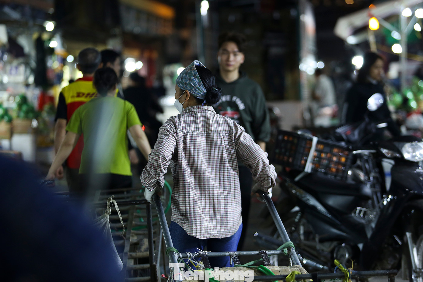 Dáng người nhỏ bé, tấm lưng gầy nhưng mỗi chuyến xe đến, những nữ cửu vạn này lại vác trên vai vài trăm cân là chuyện thường.