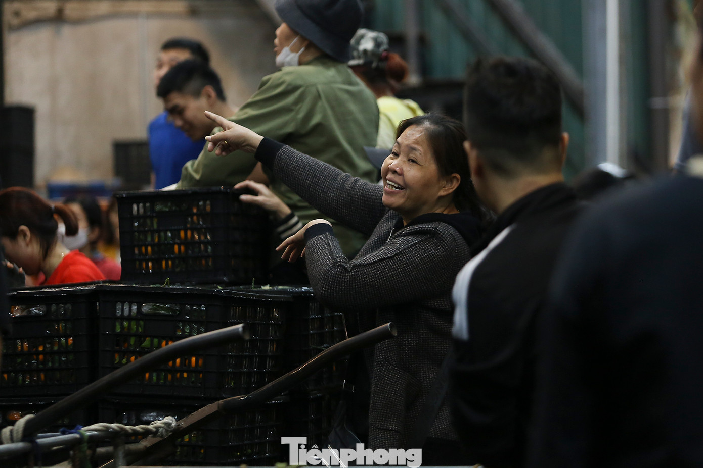 Gạt vội đi những giọt mồ hôi trên trán sau những cuốc xe kéo, chị Nguyễn Thị Hoa quê ở Phủ Lý (Hà Nam) vẫn dõi theo chiếc xe đang chuẩn bị bốc hàng. Với chị Hoa, ngày nào may mắn có thể kiếm được 400.000 đồng, nhưng cũng có ngày, chị chỉ kiếm được hơn 150.000 đồng.