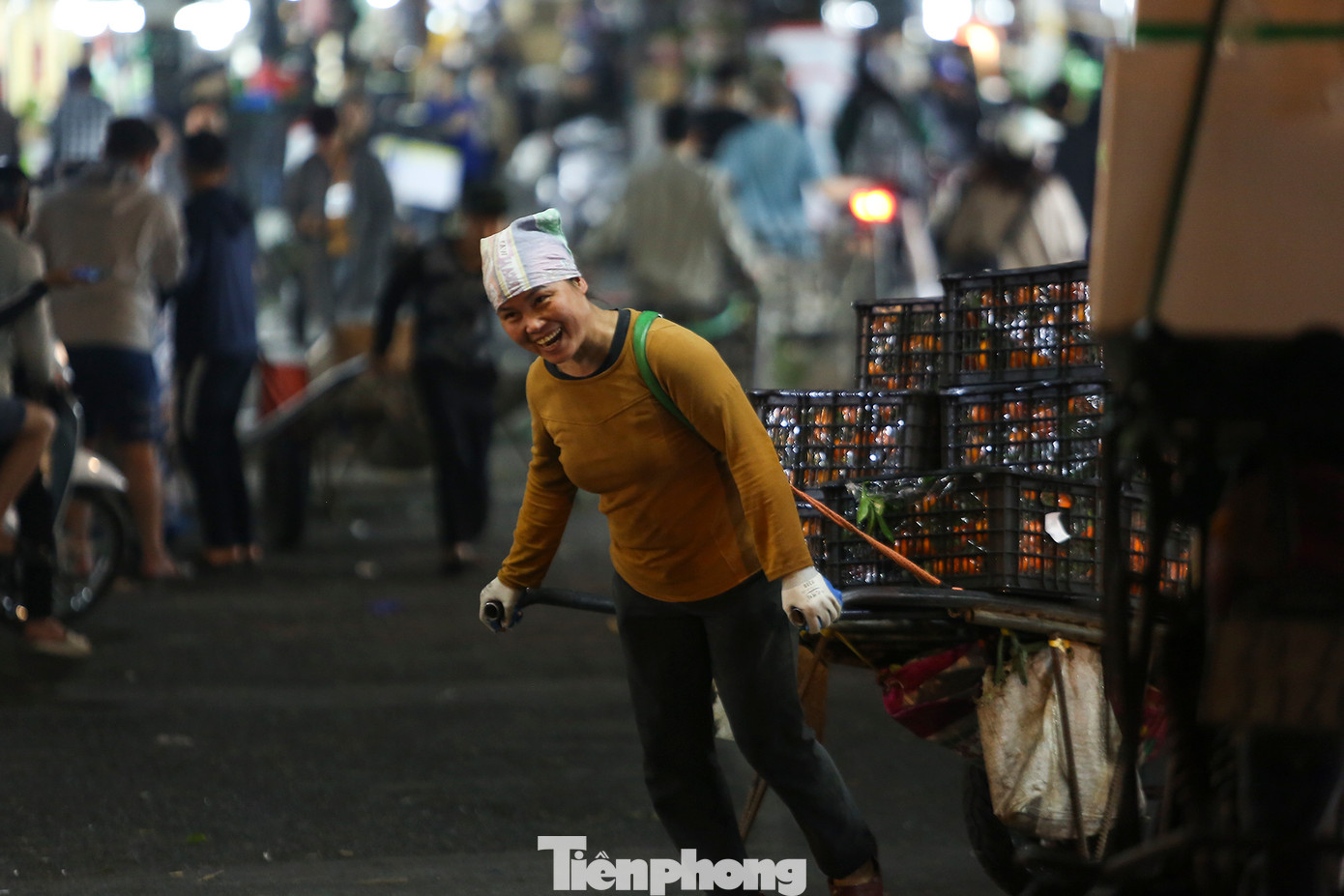 Vì đã quen với sức nặng nên dù xe hàng nặng cả tấn nhưng dường như chị Liên quê Hà Nam lại không hề cảm thấy mệt mỏi. Bước chân thoăn thoắt, chị lao nhanh ra xe giao cho chủ để kịp lấy cho mình chuyến hàng tiếp theo.
