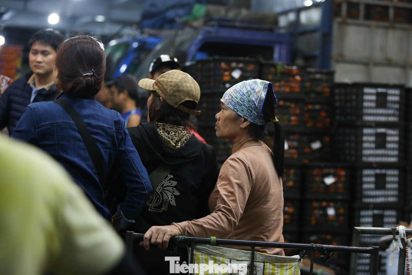 Nghề này cũng có sự “cạnh tranh” khốc liệt. Làm cửu vạn cũng đã được ngót chục năm nay nhưng đây là lúc cô Hạnh (Hà Nam) cảm thấy khó khăn nhất. “Mặc dù việc vẫn có để làm nhưng tìm mối khó lắm cũng chỉ túc tắc lúc được lúc không, đợt này hàng khan hiếm gần như tôi không có việc để làm, chẳng biết gửi tiền đâu để gửi cho con đóng học, lo gì đến mùng 8/3 đâu”, cô Hạnh nói.