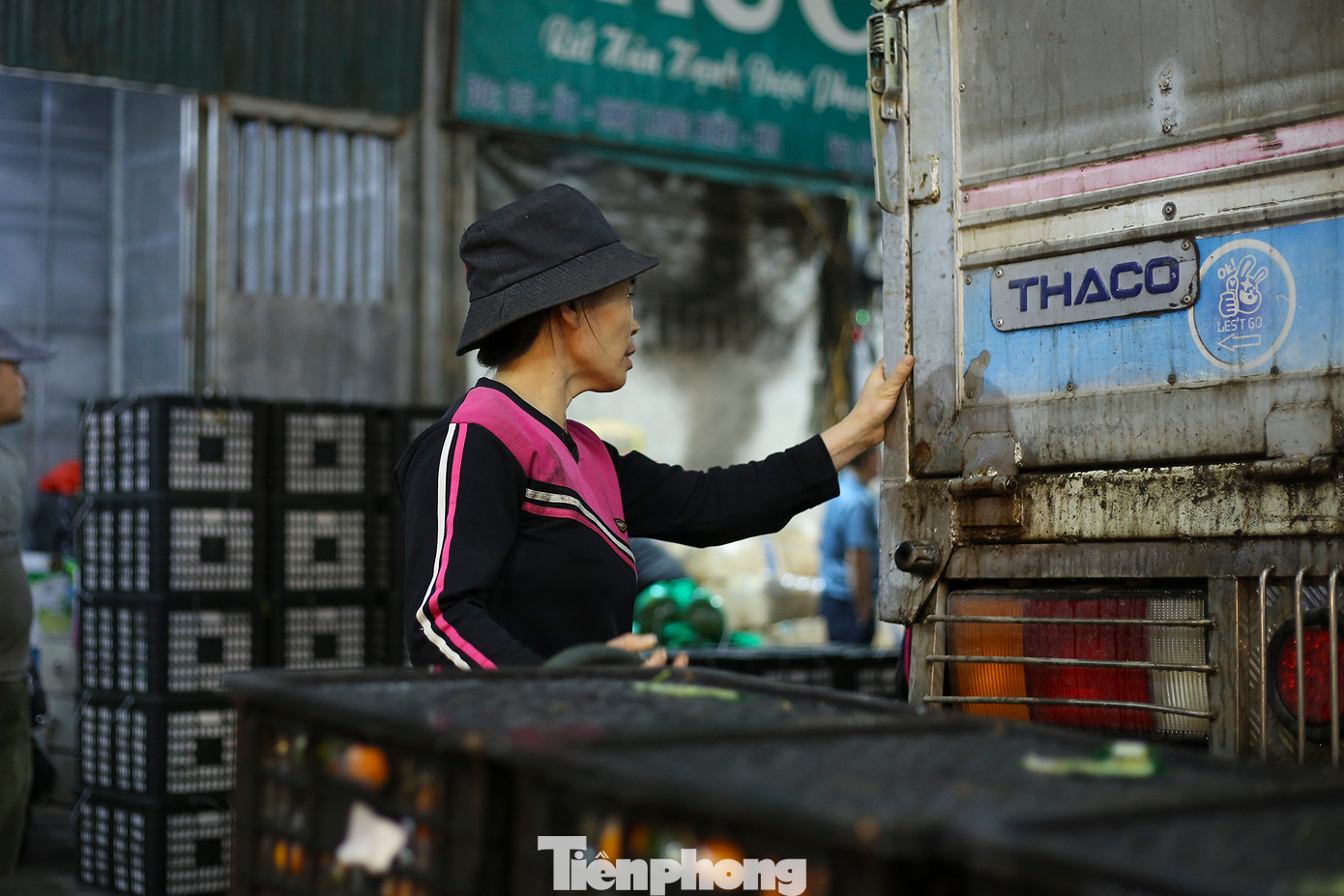 “Đối với những người làm nghề cửu vạn như chúng tôi, ngày lễ tết chả cần quà chỉ cần có thêm thật nhiều chuyến xe hàng, kiếm thật nhiều tiền lo cho con cái học hành đầy đủ thế là món quà quý giá nhất đối với tôi rồi”, một nữ cửu vạn chợ Long Biên chia sẻ.