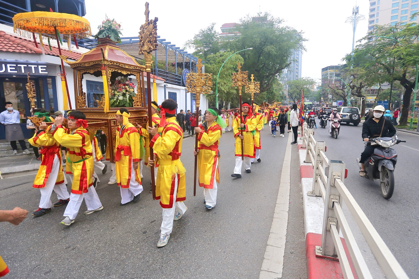 Không gian lễ hội diễn ra ngay giữa lòng Hà Nội nhộn nhịp.