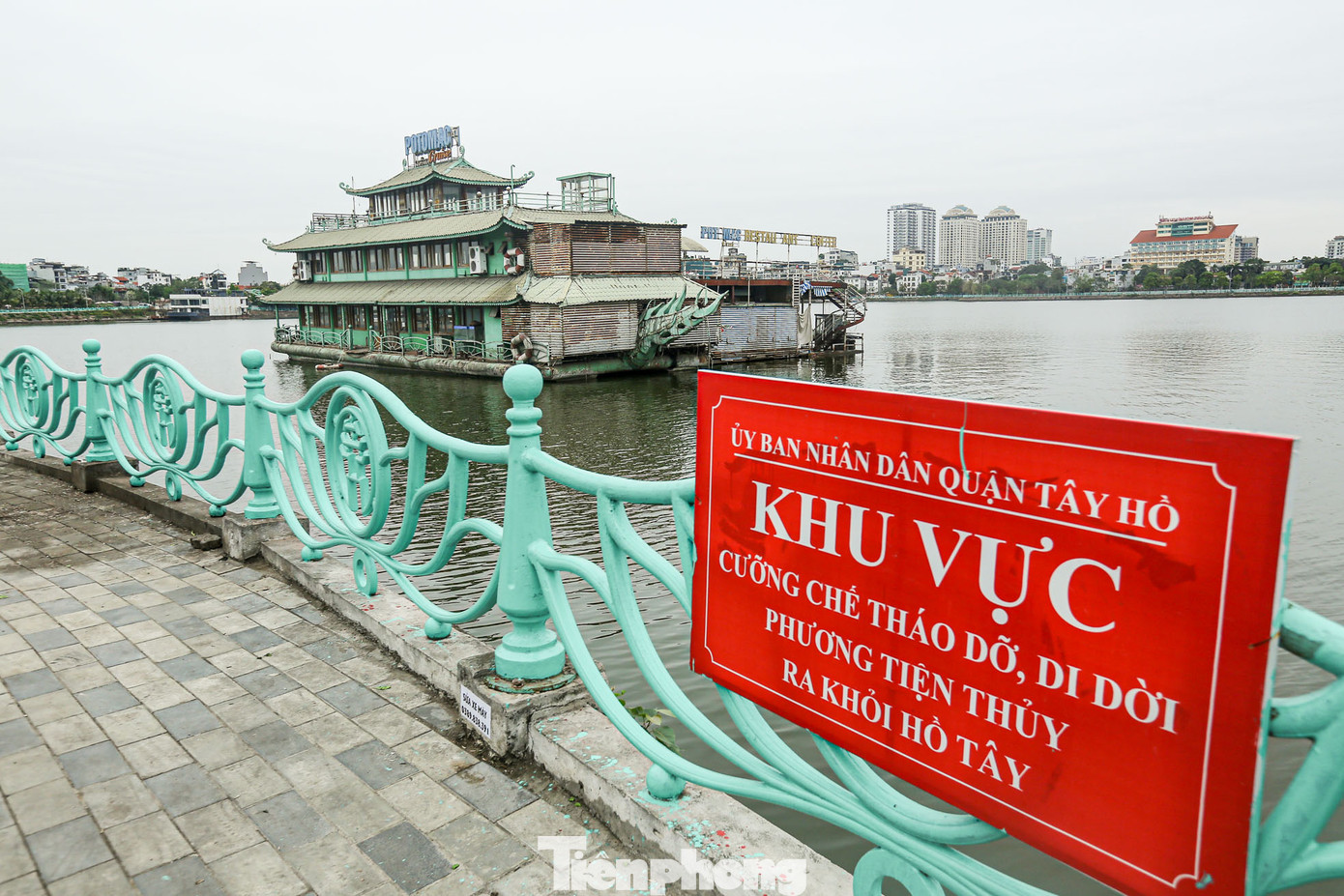 Ghi nhận của PV, sau 6 năm dừng hoạt động kinh doanh, hiện vẫn còn 4 phương tiện gồm 3 tàu và 1 sàn nổi của 2 doanh nghiệp chưa chấp hành di dời, án ngữ mặt hồ, ảnh hưởng đến mỹ quan của hồ Tây.