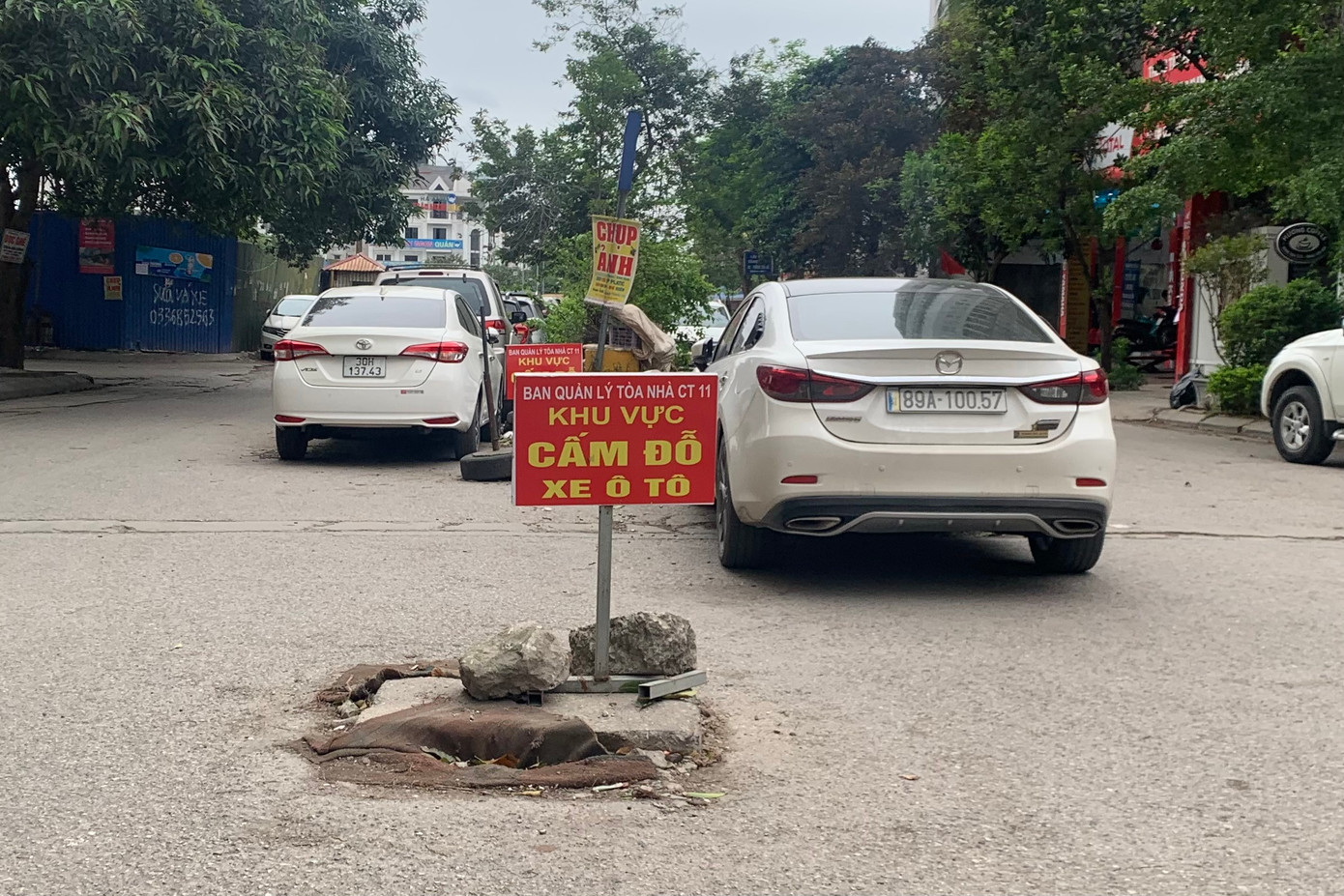 Biển cấm dừng đỗ được đặt khắp chỗ trong khu đô thị Kim Văn - Kim Lũ.