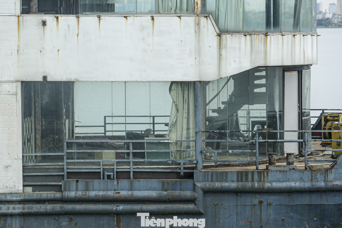 UBND thành phố Hà Nội đang lấy ý kiến để hoàn thiện quy định quản lý Hồ Tây. Theo đó, thành phố Hà Nội dự kiến có 12 loại hình dịch vụ được phép hoạt động ở Hồ Tây trong thời gian tới. Cụ thể, hoạt động kinh doanh ở Hồ Tây dự kiến gồm có tàu du lịch, thuyền, xuồng canô, xe đạp nước trên hồ (không lưu trú qua đêm); vận chuyển hành khách bằng phương tiện thủy; dịch vụ bơi thuyền; hoạt động thuyền lướt ván, thuyền buồm; bơi lặn.