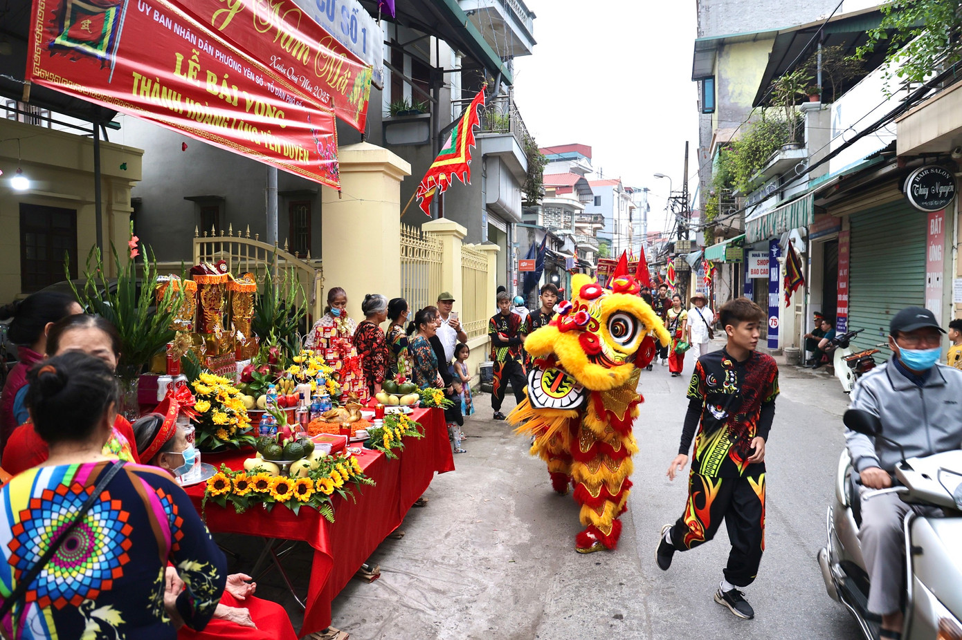 Người dân làng bày bàn lễ ra trước cửa, trên đường đoàn rước đi qua.