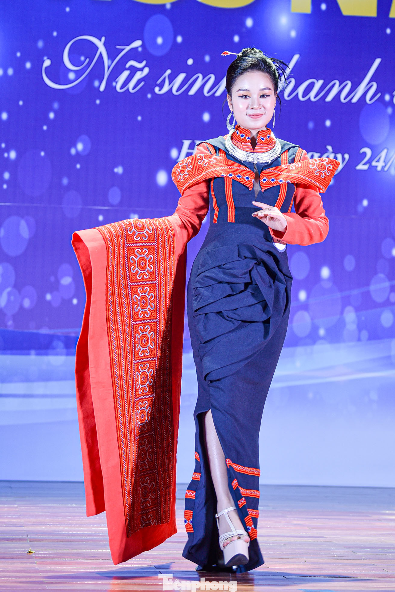 Ở phần thi trang phục dân tộc, Nguyễn Lê Diễm Quỳnh diện một thiết kế trong bộ sưu tập lấy cảm hứng từ những phiên chợ vùng cao. Điểm nhấn là những hoạt tiết thổ cẩm trong trang phục tôn vinh vẻ đẹp người phụ nữ Tây Bắc.