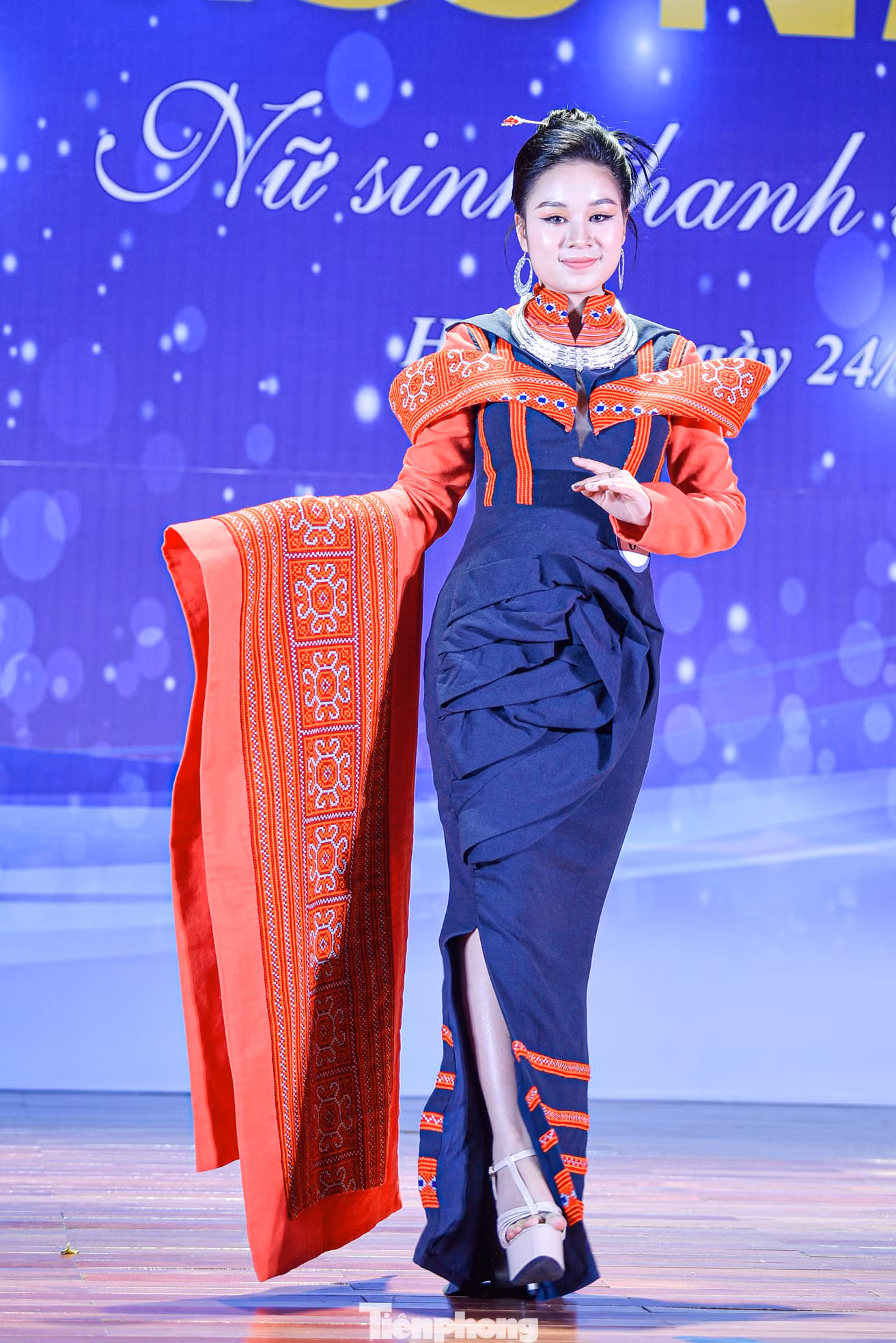 Ở phần thi trang phục dân tộc, Nguyễn Lê Diễm Quỳnh diện một thiết kế trong bộ sưu tập lấy cảm hứng từ những phiên chợ vùng cao. Điểm nhấn là những hoạt tiết thổ cẩm trong trang phục tôn vinh vẻ đẹp người phụ nữ Tây Bắc.