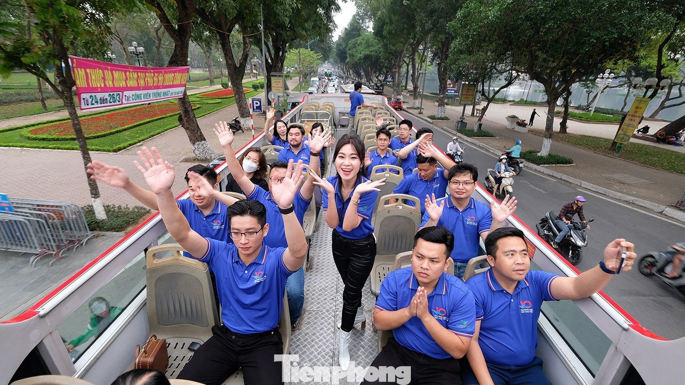 Thời tiết mát mẻ nên việc ngồi trên tầng khám phá Thủ đô khá thú vị. Thời tiết mát mẻ nên việc ngồi trên tầng khám phá Thủ đô khá thú vị.