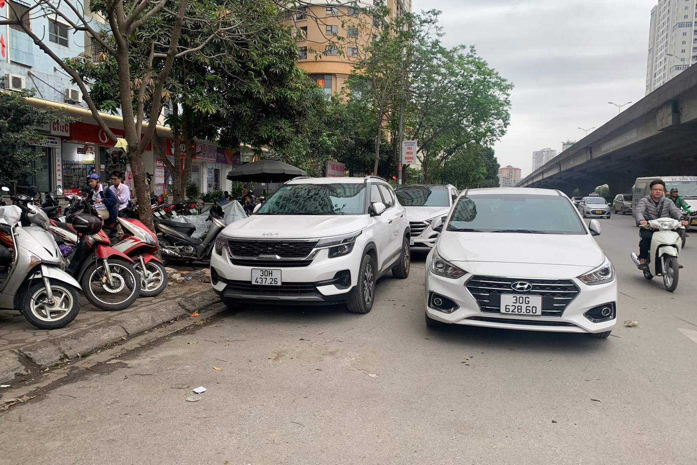 Ô tô dàn hàng hai chiếm dụng lòng đường.