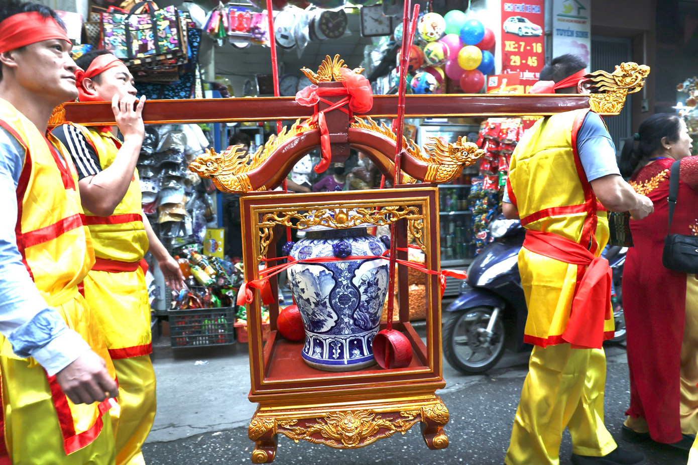 Kiệu nước được dân làng rước cẩn thận.