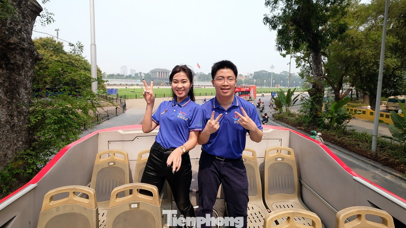 Đoàn xe đi qua Lăng Chủ tịch Hồ Chí Minh. Đoàn xe đi qua Lăng Chủ tịch Hồ Chí Minh.