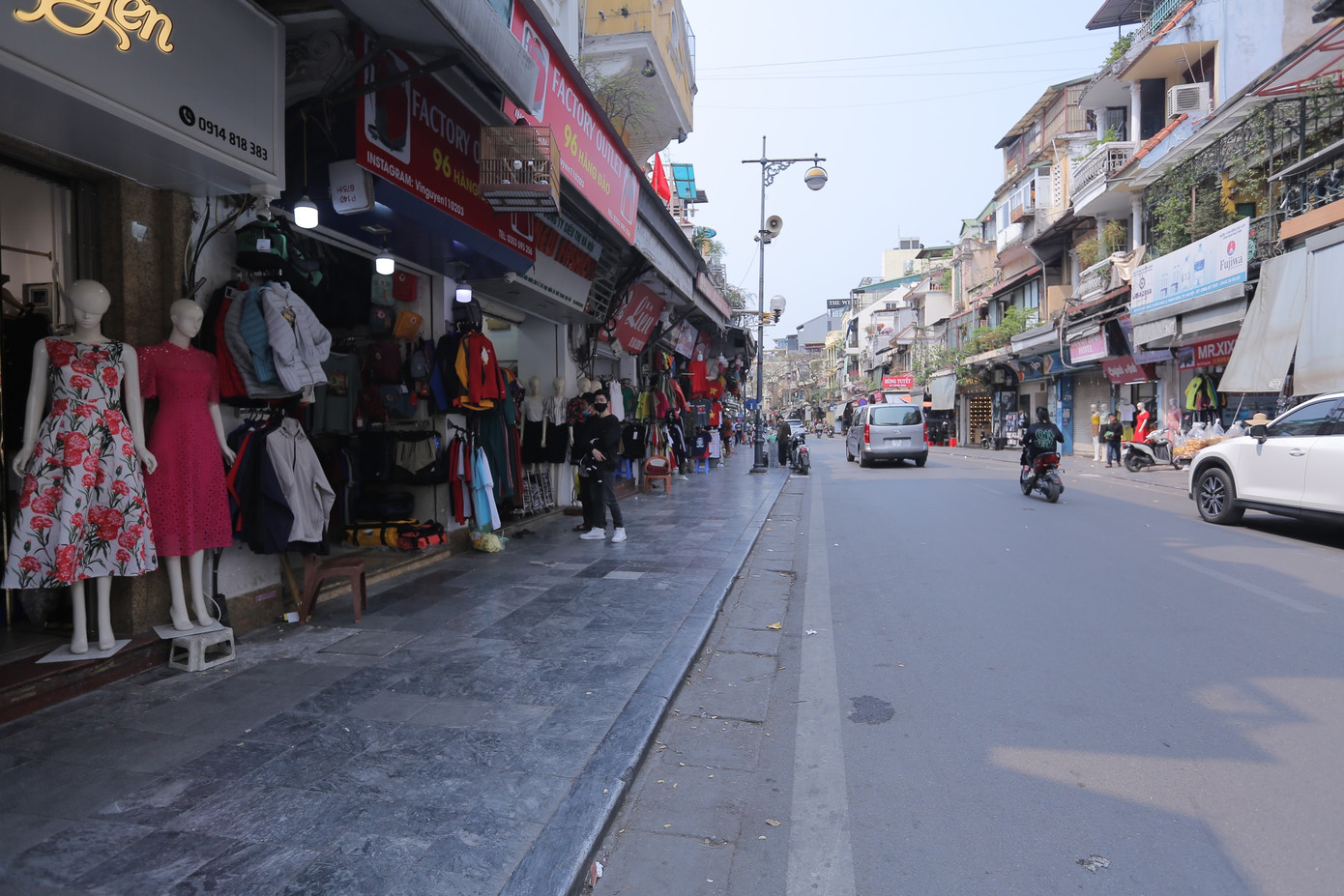 Sau phản ánh của báo Tiền Phong, Công an quận Hoàn Kiếm xử lý nhiều trường hợp, nhiều vỉa hè trên tuyến phố trung tâm Thủ đô được trả lại đúng chức năng của nó.