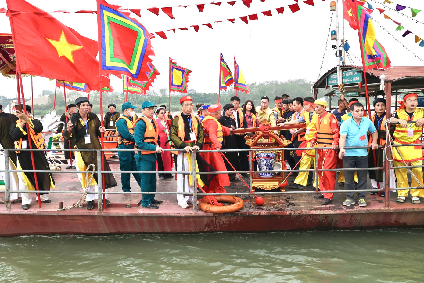 Đoàn rước thỉnh nước tại giữa dòng sông Hồng.