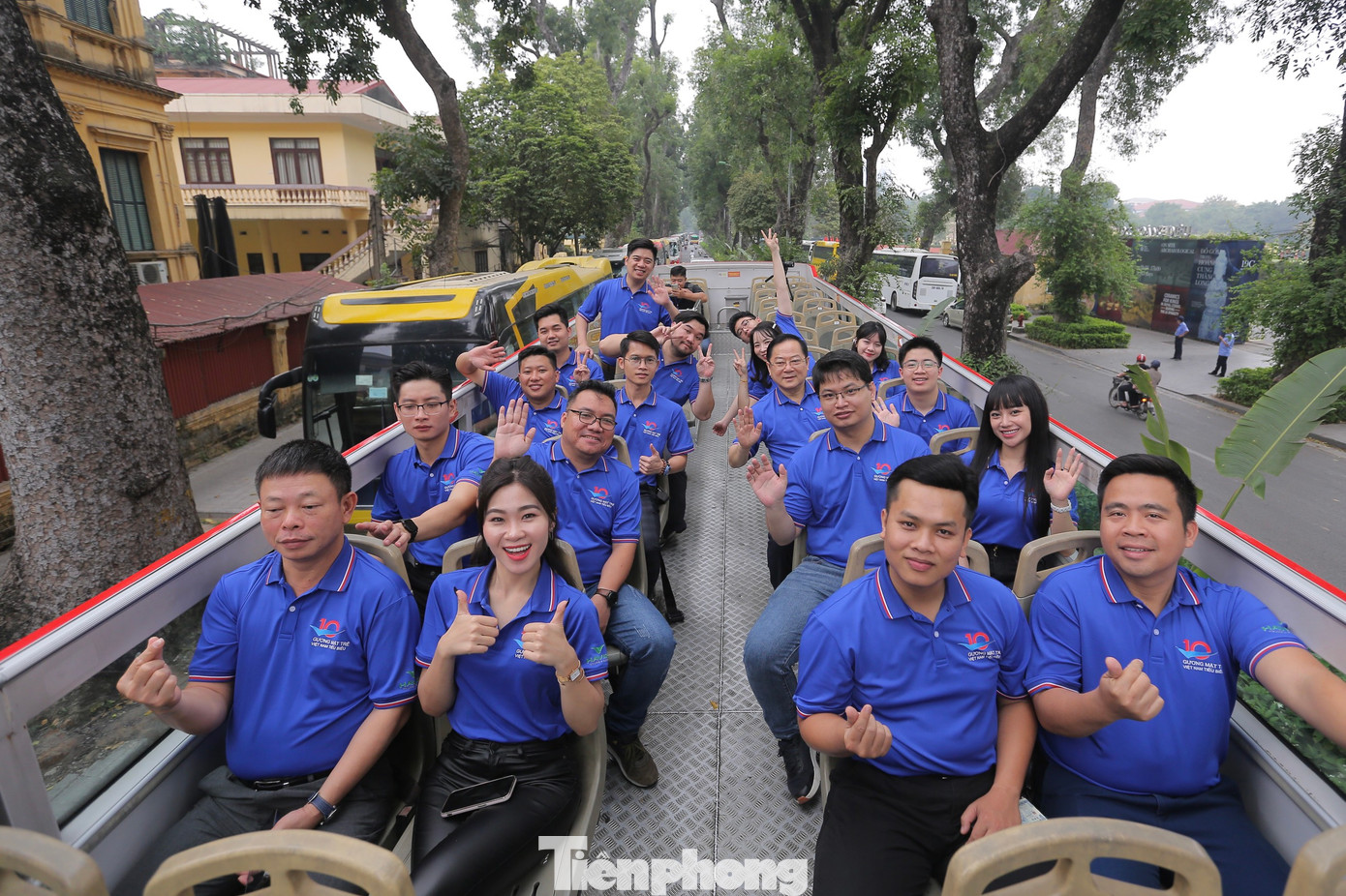 Thiết kế của xe buýt gồm có 2 tầng thoáng nóc với tổng cộng 80 chỗ ngồi Thiết kế của xe buýt gồm có 2 tầng thoáng nóc với tổng cộng 80 chỗ ngồi