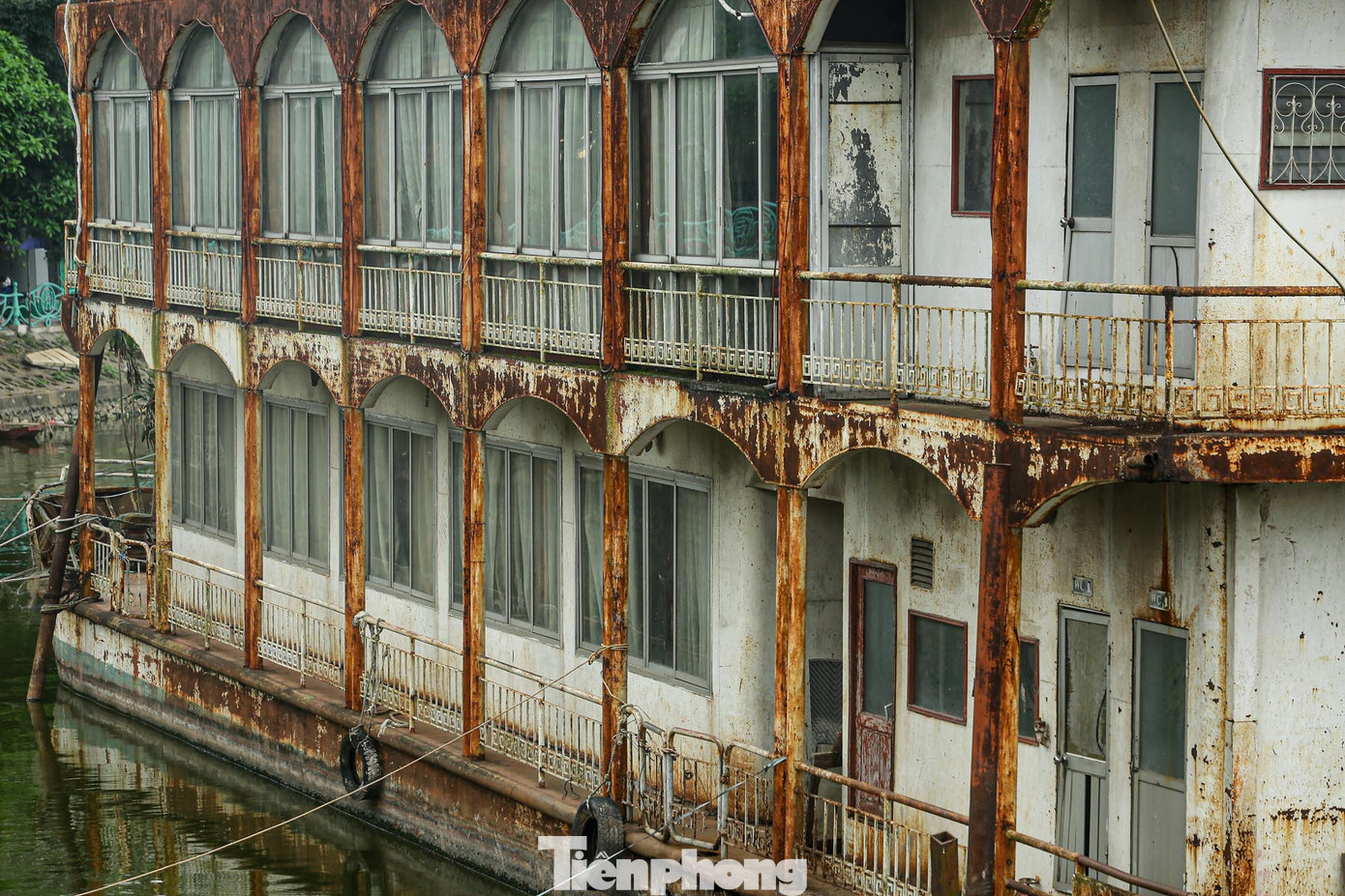 Trước đó, sau lệnh dừng hoạt động, toàn bộ 48 tàu thuyền, phương tiện nổi của 8 doanh nghiệp được di dời về neo đậu tại khu vực Đầm Bảy để di dời ra khỏi hồ Tây.