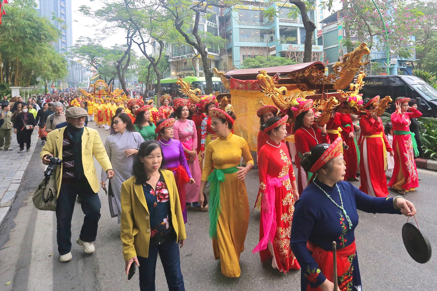 Đoàn rước kiệu vượt dốc phố Yên Phụ qua đường Thanh Niên tới chùa Trấn Quốc.