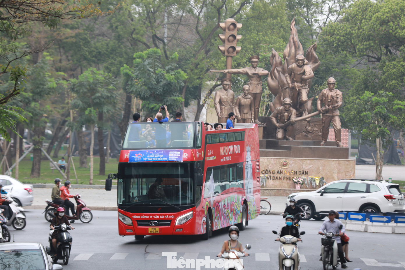 Đoàn xe buýt đi qua tượng đài Công an nhân dân vì dân phục vụ trên phố Trần Nhân Tông. Đoàn xe buýt đi qua tượng đài Công an nhân dân vì dân phục vụ trên phố Trần Nhân Tông.