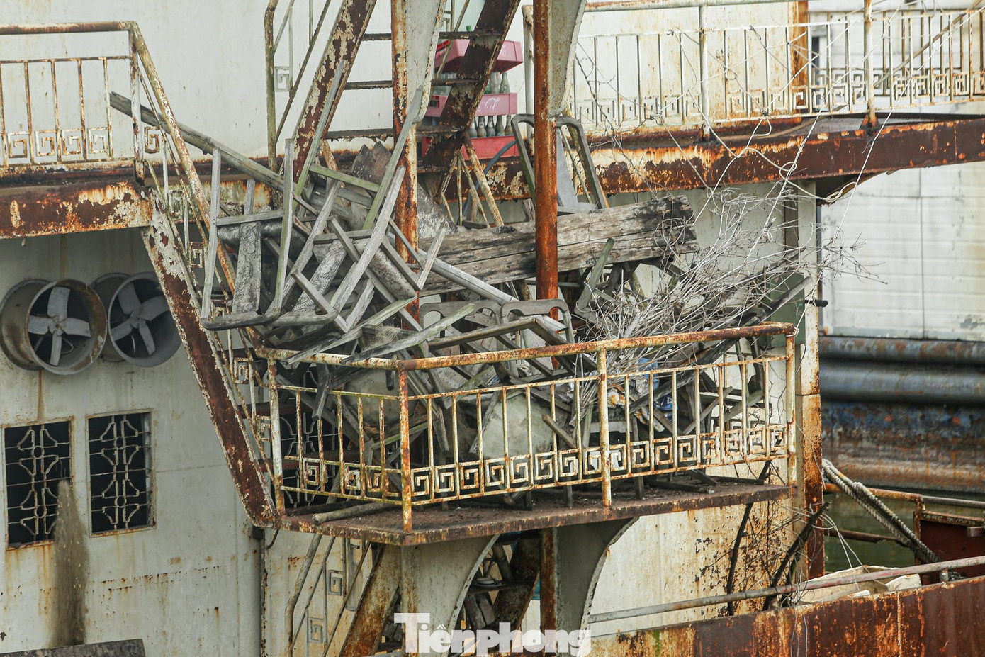 Phế thải được chất đống trên tàu.