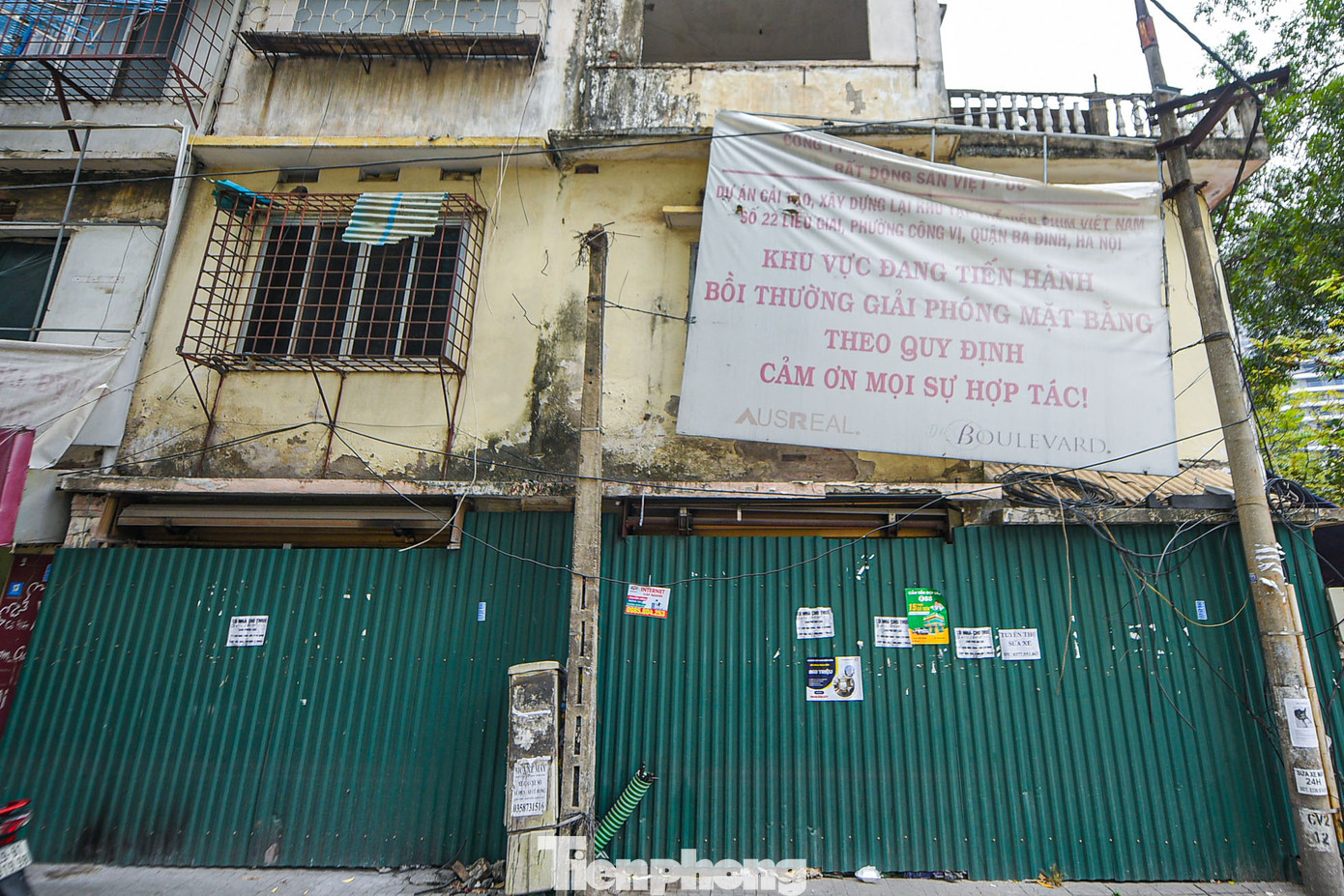 Xung quanh dự án đều được quây tôn kín mít, khu tập thể nhìn từ bên ngoài đều thấy sự xuống cấp trầm trọng và nguy hiểm.