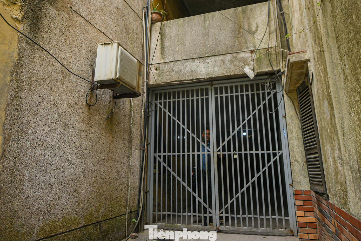 Phía bên trong, cổng chính luôn được các chủ hộ khóa trái, không cho người lạ ra vào.