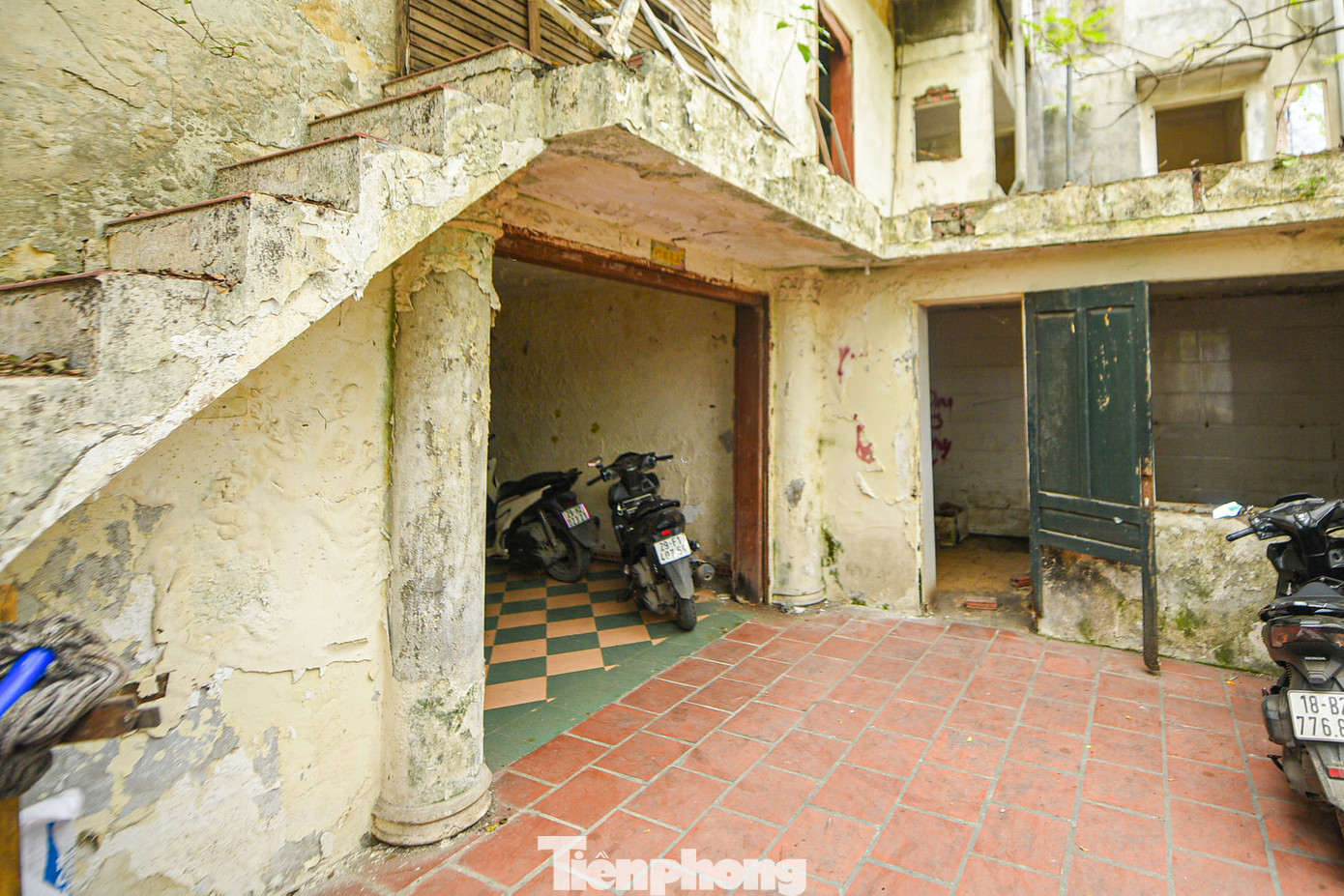 Những căn nhà bỏ trống dưới tầng 1 được tận dụng làm nơi để xe máy, bán quán nước, trà đá.