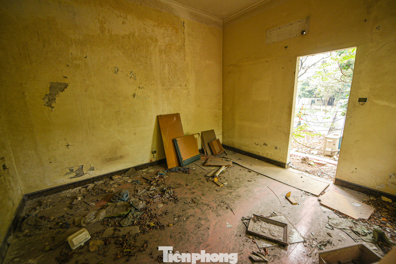 Bên trong những căn hộ không còn người ở, bờ tường mốc meo.