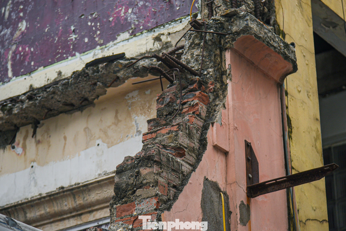 Nhiều hạng mục phá dỡ dang dở, tiềm tàng nguy hiểm cho khu vực xung quanh.