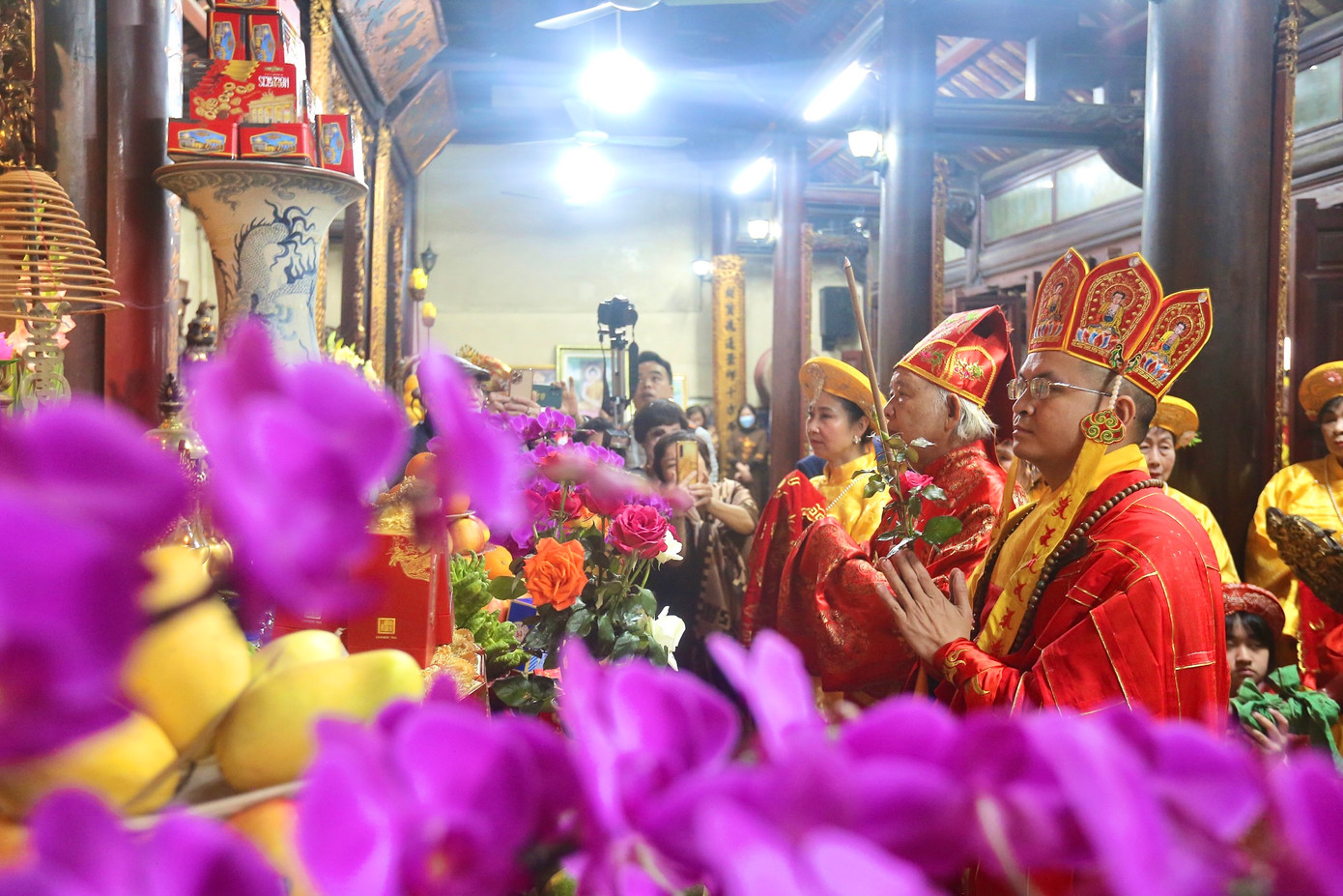 Sau khi tới chùa Trấn Quốc, đoàn rước được hòa thượng chủ trì đọc sớ, ban phép vào nước thỉnh.