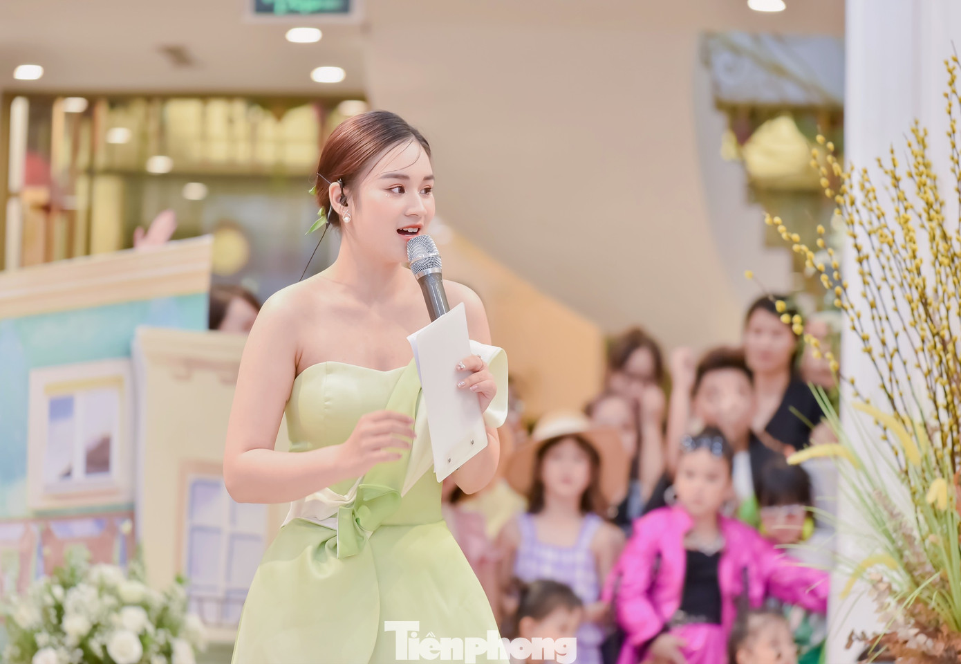 Quỳnh luôn tích cực tham gia các hoạt động xã hội khi còn ngồi trên ghế nhà trường.