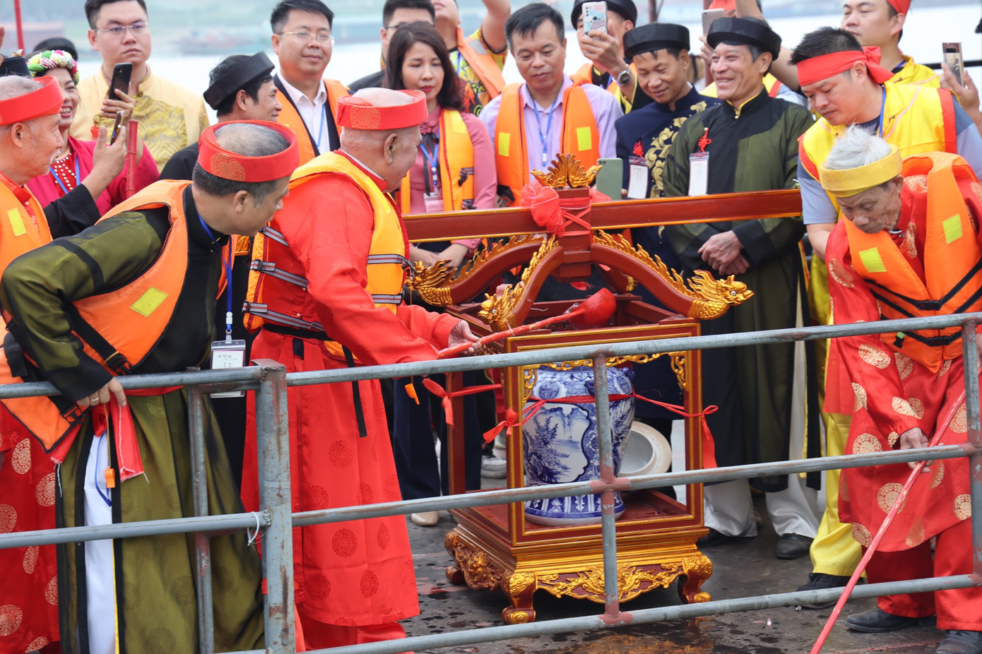 Các cụ lão làng tiến hành các nghi thức quan trọng trong Lễ hội.