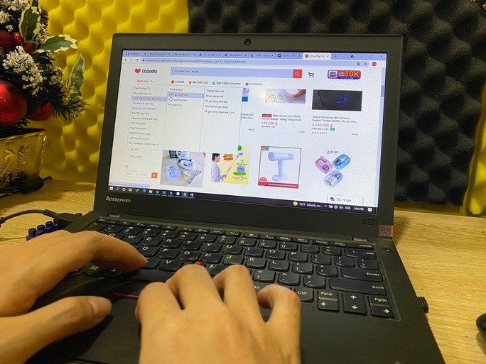 Ngành thuế tăng cường quản lý, thu thuế với hoạt động thương mại điện tử. Ngành thuế tăng cường quản lý, thu thuế với hoạt động thương mại điện tử.