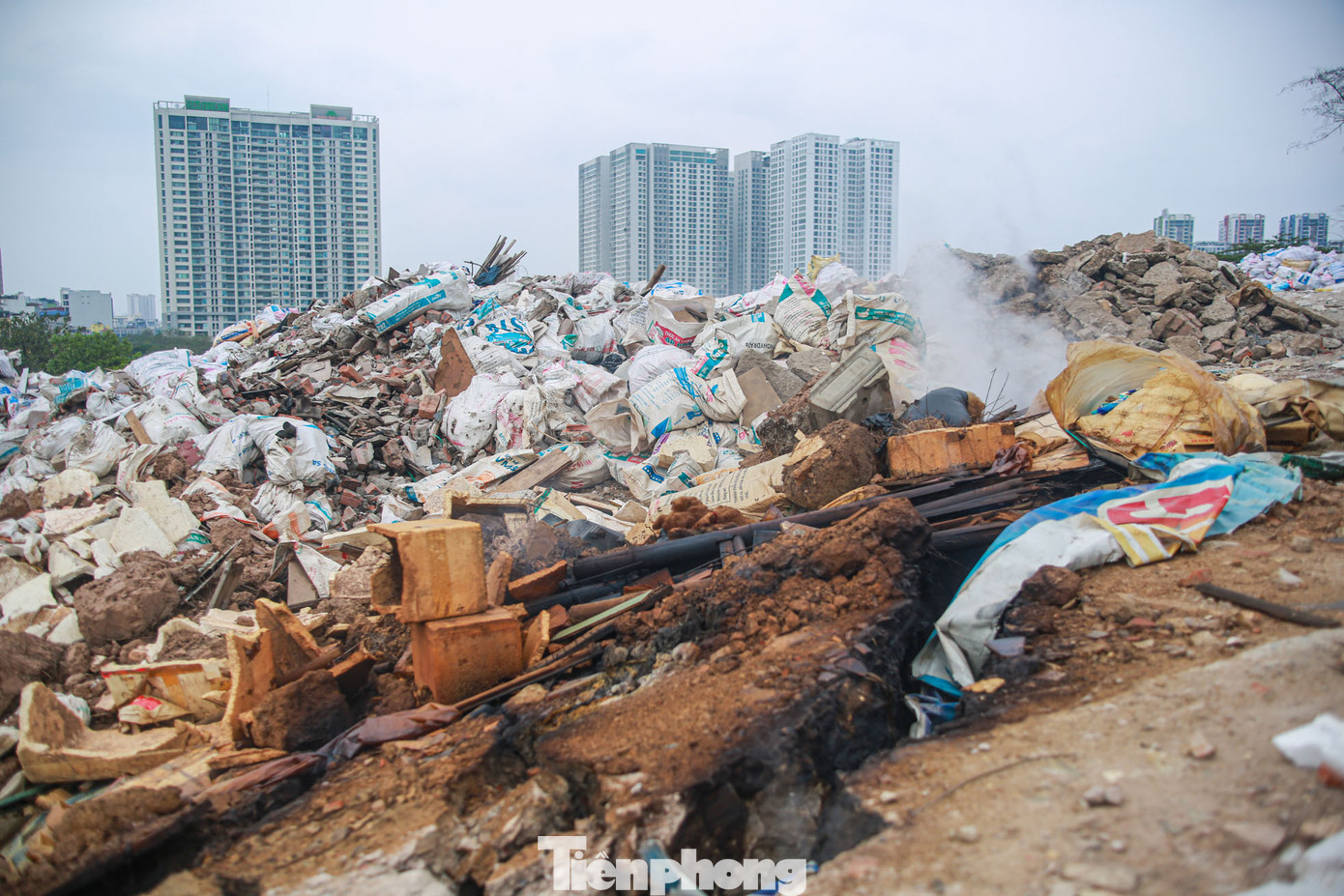 Hành vi đổ trộm, đốt chất thải rắn bừa bãi làm ảnh hưởng tới môi trường trên địa bàn thành phố.