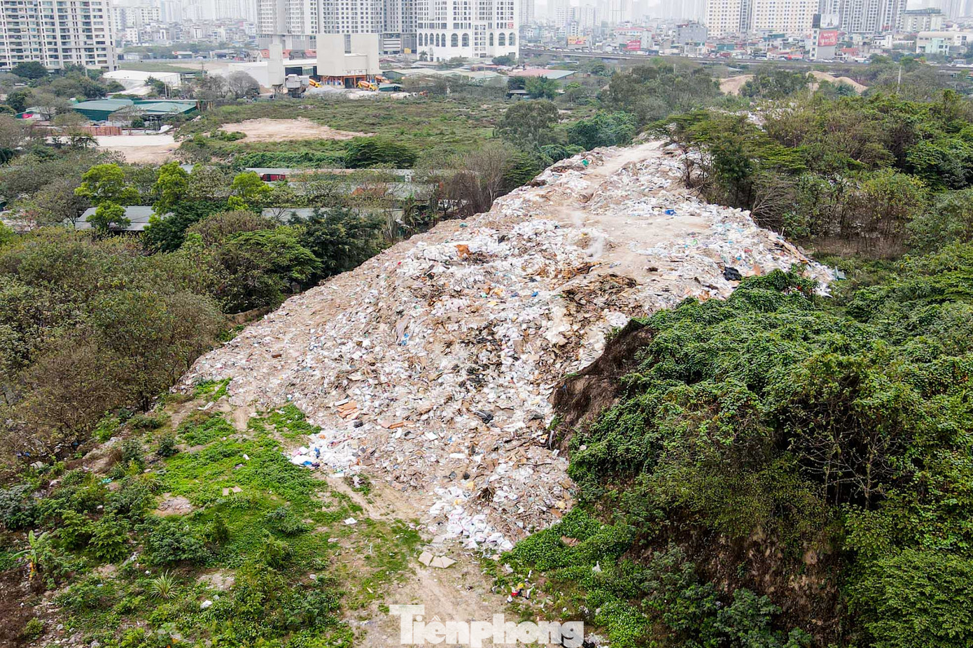 "Núi" rác chất thành đống cao hơn 10m.