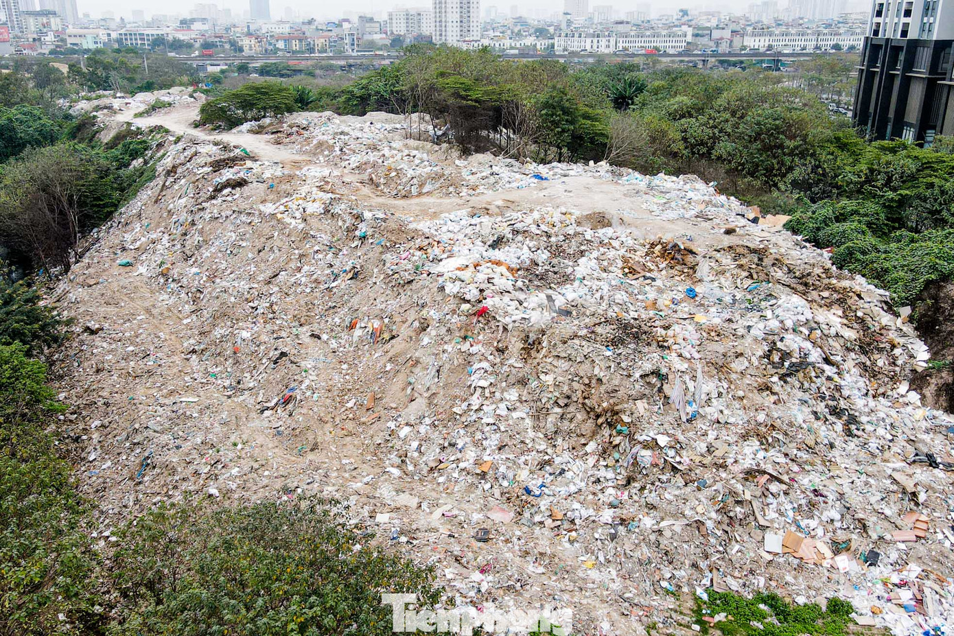 Bãi rác tự phát tại khu vực Nguyễn Xiển - Xa La tồn tại hơn 1 năm nay những không được thu gom, vận chuyển đi xử lý, làm mất mỹ quan đô thị và gây ô nhiễm môi trường.